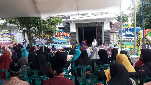 Suasana keluarga dan tetangga saat melaksanakan tahlilan di rumah duka Sertu Anumerta Mitachur Rohmat, anggota TNI yang gugur di Papua. (Foto : Liputan6.com/Felek Wahyu)