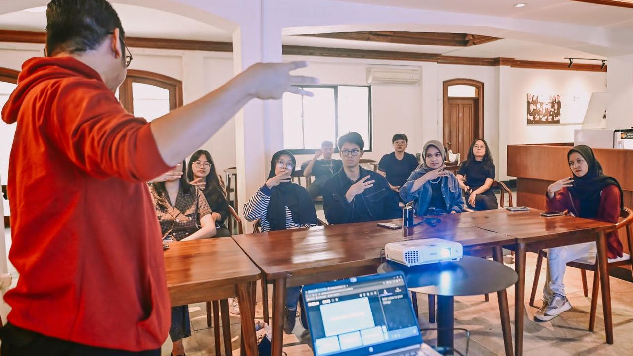 Muhammad Zinedine Alam Ganjar bersama pengikut media sosialnya menghadiri kegiatan yang dilakukan oleh Teman Tuli untuk belajar Bahasa Isyarat Indonesia atau Bisindo di Sunyi Coffee, Barito, Jakarta Selatan, DKI Jakarta, Sabtu (3/2) (Istimewa)