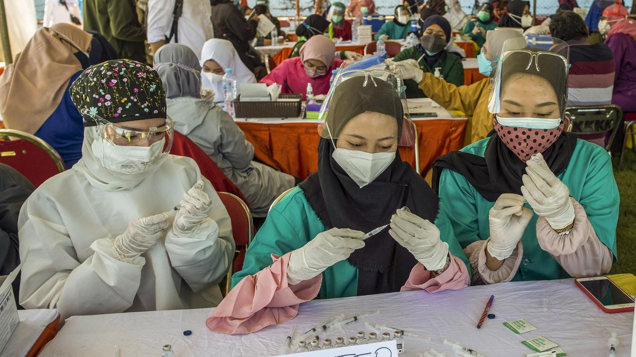 FOTO: Klinik Vaksinasi COVID-19 Massal Darurat di Surabaya