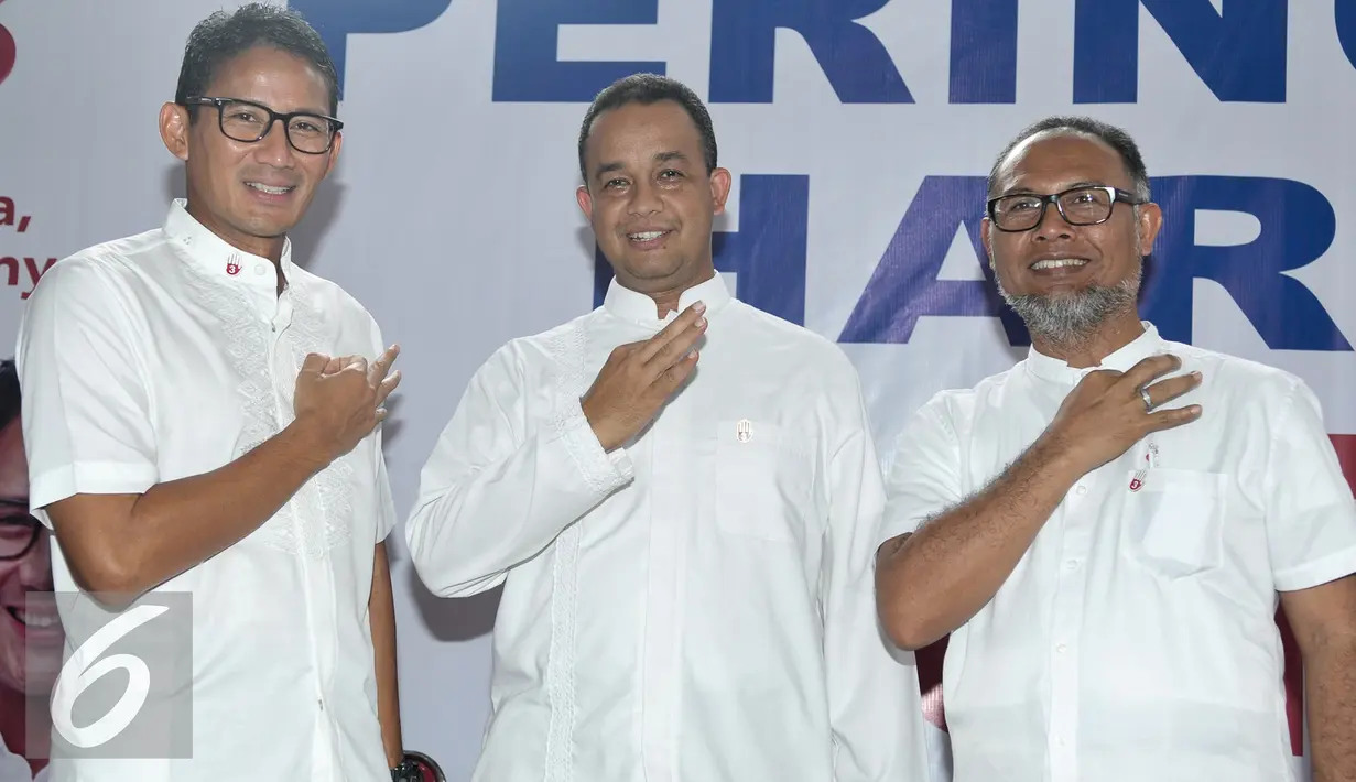 Ki-ka: Sandiaga Uno, Anies Baswedan dan Bambang Widjojanto saat memperingati Hari Anti Korupsi di Posko Cicurug, Jakarta, Jumat (9/12). Mereka berbicara soal korupsi yang sedang menjadi masalah di Republik Indonesia. (Liputan6.com/Yoppy Renato)