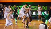 Para pemain Bima Perkasa Jogja melakukan selebrasi usai menang dramatis atas Prawira Harum Bandung dalam game kedua seri 1 IBL 2023 di GOR Merpati Denpasar. (Maheswara Putra/Bola.com).