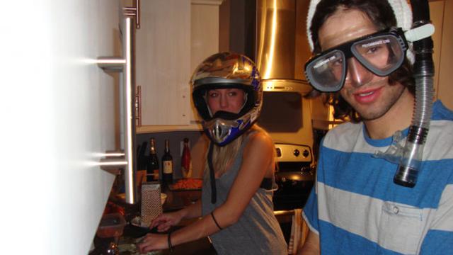 6 Aksi Suami Kupas Bawang Ini Nyeleneh, Gantikan Peran Istri Masak