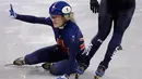 Atlet dari Inggris, Elise Christie terjatuh saat mengikuti balapan skating trek pendek 1000 meter di Olimpiade Musim Dingin 2018 di Gangneung, Korea Selatan (20/2). (AP Photo / Aaron Favila)