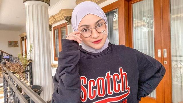 Gaya Kasual Nathalie Holscher Ini Selalu Stylish Bak ABG