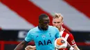 Gelandang Tottenham Hotspur, Moussa Sissoko berusaha mengontrol bola dari kawalan pemain Sheffield United, Oliver McBurnie pada pertandingan lanjutan Liga Inggris di Bramall Lane di Sheffield, Inggris (2/7/2020). Sheffield United menang telak 3-1 atas Tottenham. (Jason Cairnduff/Pool via AP)
