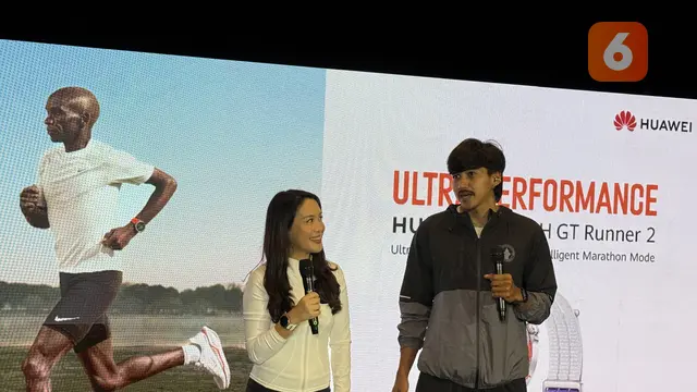 Campaign Manager Huawei Device Indonesia, Adinda Agustina bersama Atlet Sprinter Nasional, Wahyu Setiawan saat peluncuran Huawei Watch GT Runner 2 di Jakarta. Liputan6.com/Iskandar