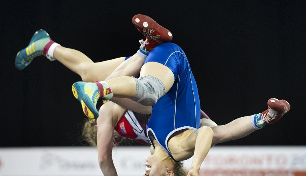 Pegulat putri Meksiko, Alma Valencia (biru) bertanding melawan pegulat AS, Whitney Conder, di nomor gulat gaya bebas kelas 53 kg Pan American Games di Toronto, Kanada. (16/7/2015). (AFP PHOTO/KEVIN VAN PAASSEN)
