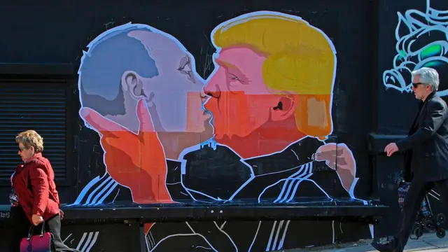 Mural Presiden AS Donald Trump berciuman dengan Presiden Rusia Vladimir Putin di Lithuania (AFP/Petras Malukas)