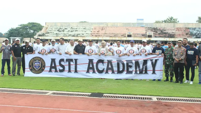 Rangkaian ultah 6 tahun ASTI juga digelar seleksi beasiswa sepak bola di Stadion Kendal. (Liputan6.com/Arief Pramono)