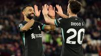 Penyerang Liverpool asal Portugal #20, Diogo Jota, merayakan gol kelima timnya bersama penyerang Liverpool asal Mesir #11, Mohamed Salah, selama pertandingan Liga Primer Inggris antara West Ham United dan Liverpool di Stadion London, London pada tanggal 29 Desember 2024. (Adrian Dennis/AFP)