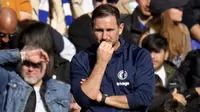 Pelatih Chelsea, Frank Lampard, mengamati permainan anak asuhnya saat melawan Brighton and Hove Albion pada pekan ke-31 Premier League 2022/2023, Sabtu (15/4/2023). Sebelumnya The Blues takluk 0-2 ketika digebuk Real Madrid di Liga Champions dan 0-1 dari Wolves. (AP Photo/Kirsty Wigglesworth)