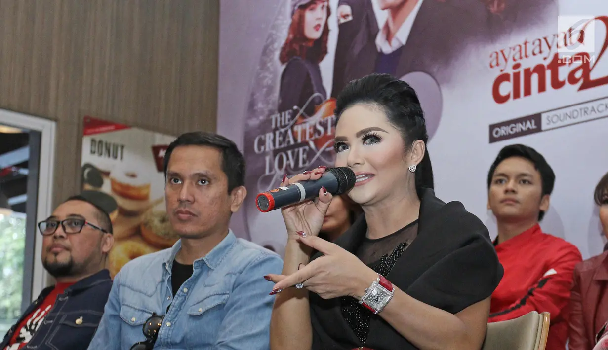 Penyanyi Krisdayanti memberi keterangan saat launching album original soundtrack Ayat Ayat Cinta 2 di Jakarta, Senin (4/12). Album tersebut bertemakan "The Greatest Love Story". (Liputan6.com/Herman Zakharia)