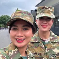 Sementara Ni Luh Puspa tak kalah memesona dipulas lipstik pink dengan hint fuschia yang deep. widi.wardhana