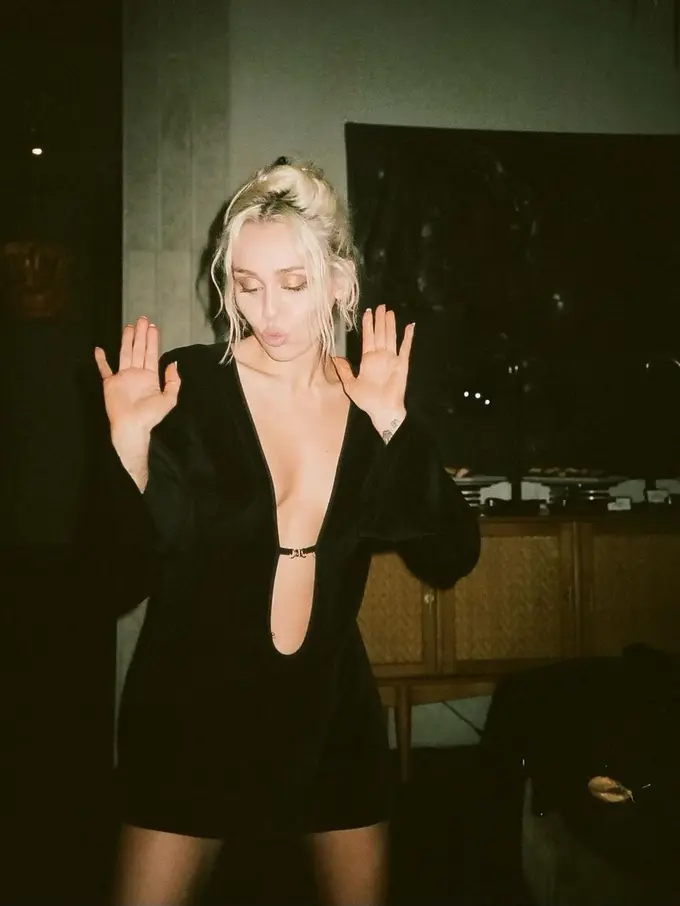 Gaun Vintage Miley Cyrus Curi Perhatian Saat Selebrasi Lagu Flowers, Tunjukkan Kesuksesan Setelah Ditinggal Liam Hemsworth?