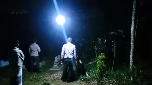 Suasana pemakaman ibu hamil yang meninggal terpapar Covid-19 di Wonosobo. (Foto: Liputan6.com/Humas Polsek Kepil)