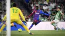 <p>Pemain Barcelona Ousmane Dembele (tengah) beraksi saat melawan Real Betis pada pertandingan sepak bola La Liga Spanyol di Stadion Benito Villamarin, Seville, Spanyol, 7 Mei 2022. Barcelona menang 2-1. (AP Photo/Jose Breton)</p>