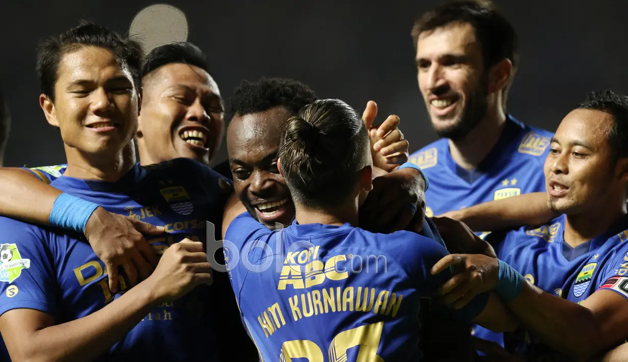 Para pemain Persib Bandung merayakan gol Michael Essien saat melawan PS TNI pada lanjutan Liga 1 2017 di Stadion Pakansari, Bogor, Sabtu (22/4/2017). PS TNI bermain imbang 2-2. (Bola.com/Nicklas Hanoatubun)