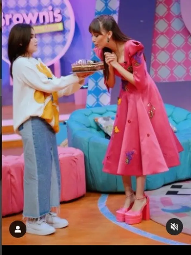 Anna Jobling dibawakan kue Ayu Ting Ting (foto: Instagram annajobling)
