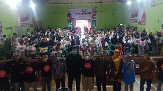 Ratusan ibu hamil dan menyusui tengah mengikuti  penyuluhan kesehatan di sela-sela reses anggota DPRD Garut Yuda Puja Turnawan di Garut. (Liputan6.com/Jayadi Supriadin)