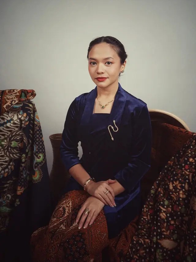 8 OOTD Cantik Amel Carla dengan Tubuh Ramping Kenakan Kebaya untuk Wisuda hingga Belanja