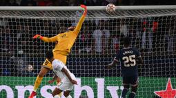 Manchester City hampir meyamakan skor pada menit ke-25. Sundulan Raheem Sterling hanya menerpa mistar gawang Gianluigi Donnarumma. (AFP/Franck Fife)