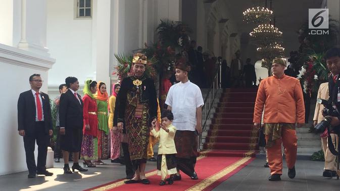 Presiden Joko Widodo bersama putranya Gibran Rakabuming Raka dan cucunya Jan Ethes jelang upacara HUT ke-74 RI di Istana Negara, Sabtu (17/8/2019). Jokowi bersama Gibran dan Jan Ethes mengenakan pakaian adat Bali. (Liputan6.com/Lizsa)