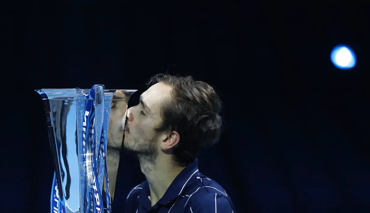 Petenis Rusia Daniil Medvedev mencium trofi juara ATP World Finals di O2 Arena, London, Inggris, Minggu (22/11/2020). Daniil Medvedev menjuarai ATP World Finals usai mengalahkan petenis Austria Dominic Thiem pada babak final. (AP Photo/Frank Augstein)