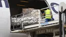 Pekerja membantu pengangkutan jala gawang yang digunakan pada Piala Dunia 2014 antara Jerman vs Brasil di bandara Frankfurt am Main, Jerman, 13 Juni 2018. Hasil lelang jala gawang ini akan disumbangkan ke yayasan amal negara tersebut. (Daniel ROLAND/AFP)