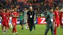 Pelatih Timnas Indonesia, Alfred Riedl (tengah) berjalan bersama pemainnya usai dikalahkan Thailand di final kedua Piala AFF 2016 di National Stadium Rajamangala, Bangkok, Sabtu (17/12). Indonesia kalah 2-0. (Liputan6.com/Helmi Fithriansyah)