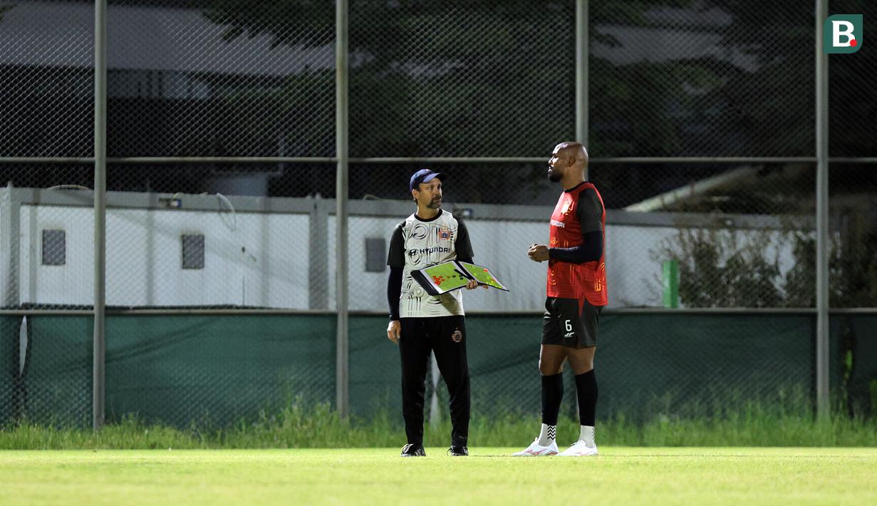 Pelatih Mauricio Souza berdiskusi dengan Thales Lira saat latihan menjelang laga lanjutan BRI Super League 2025/2026 melawan PSM Makassar di lapangan latih Jakarta International Stadium, Jakarta, Kamis (19/02/2026). (Bola.com/Bagaskara Lazuardi)