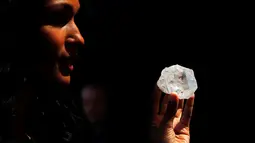 Rencananya berlian "Lesedi La Rona" akan dilepas dengan harga fantastis yakni GBP 50 juta atau sekitar Rp 970 miliar Sotheby di Manhattan, New York (4/5). (Reuters/Lucas Jackson)