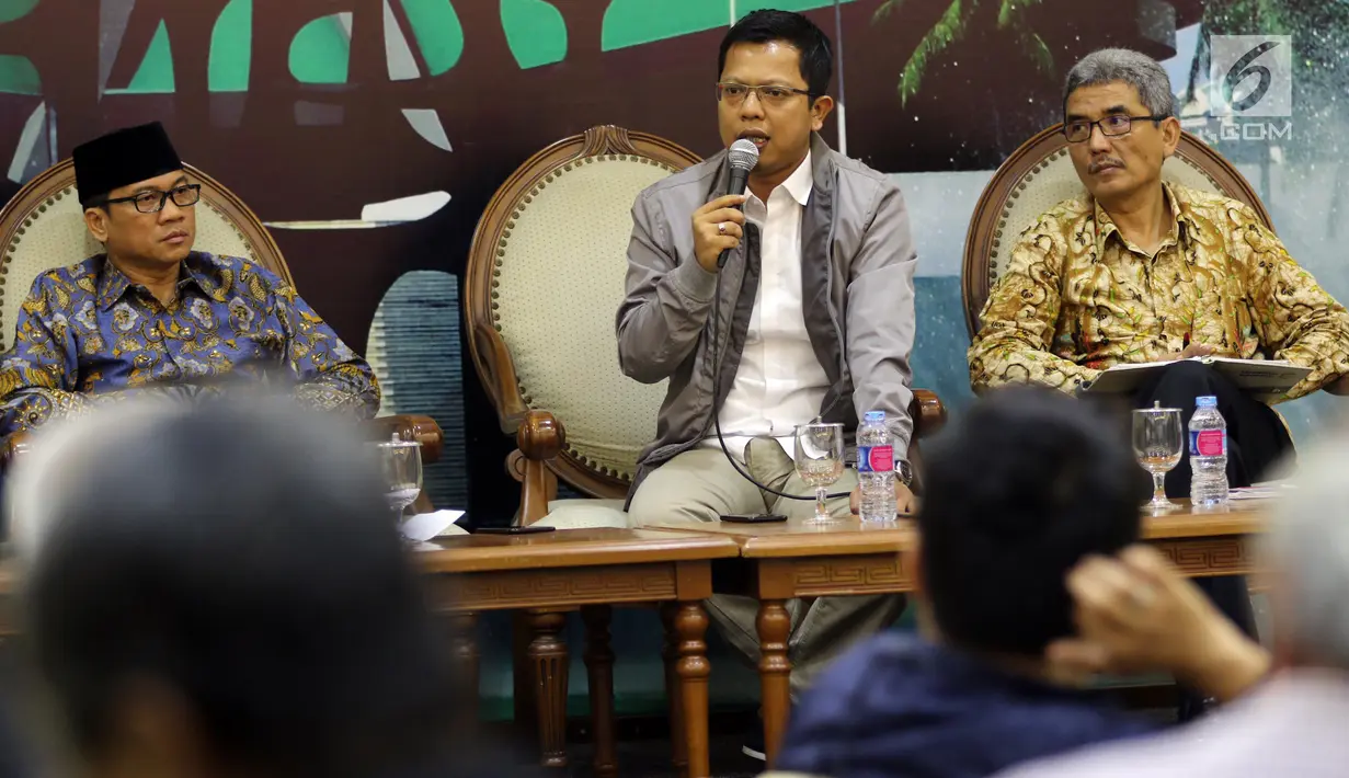 Anggota MPR F-Golkar Ichsan Firdaus (tengah), Anggota MPR F-PAN Yandri Susanto (kiri) dan perwakilan BNP2TKI Freddy Panggabean saat diskusi Empat Pilar MPR, Jakarta, Senin (5/11). Tema diskusi Perlindungan Tenaga Kerja Indonesia. (Liputan6.com/JohanTallo)