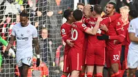 Pemain Liverpool rayakan gol dari Fabinho ke gawang Brentford (AFP)