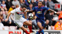 Pemain MU, Memphis Depay (kanan), berebut bola dengan pemain Wigan Athletic, Craig Morgan, dalam laga persahabatan di Stadion DW, Wigan, (16/7/2016). (Action Images via Reuters/Lee Smith)