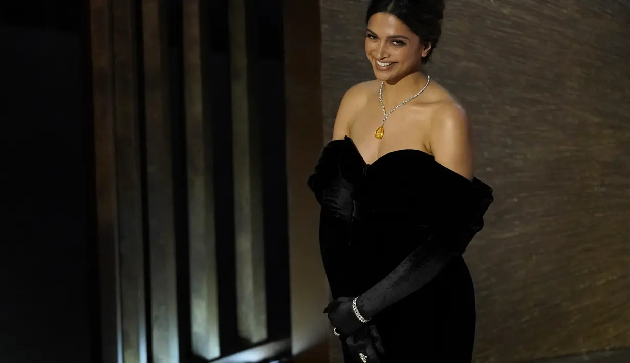 Deepika Padukone saagt memperkenalkan lagu "Naatu Naatu" dari "RRR" selama acara Academy Awards ke-95 di Teater Dolby di Los Angeles pada hari Minggu, 12 Maret 2023. Lagu original soundtrack film RRR itu tidak hanya sukses masuk daftar nominasi Piala Oscar, tetapi juga berhasil menjadi pemenang. (AP Photo/Chris Pizzello)