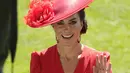 Kate tampil memukau dalam balutan gaun merah Alexander McQueen di arena balap Berkshire. (AP Photo/Alastair Grant)