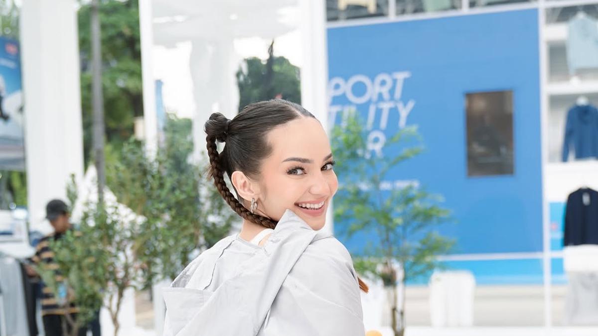 Tampilan Playful Enzy Storia dengan Rambut Kepang Dua, Tetap On Point Meski Kaki Cedera