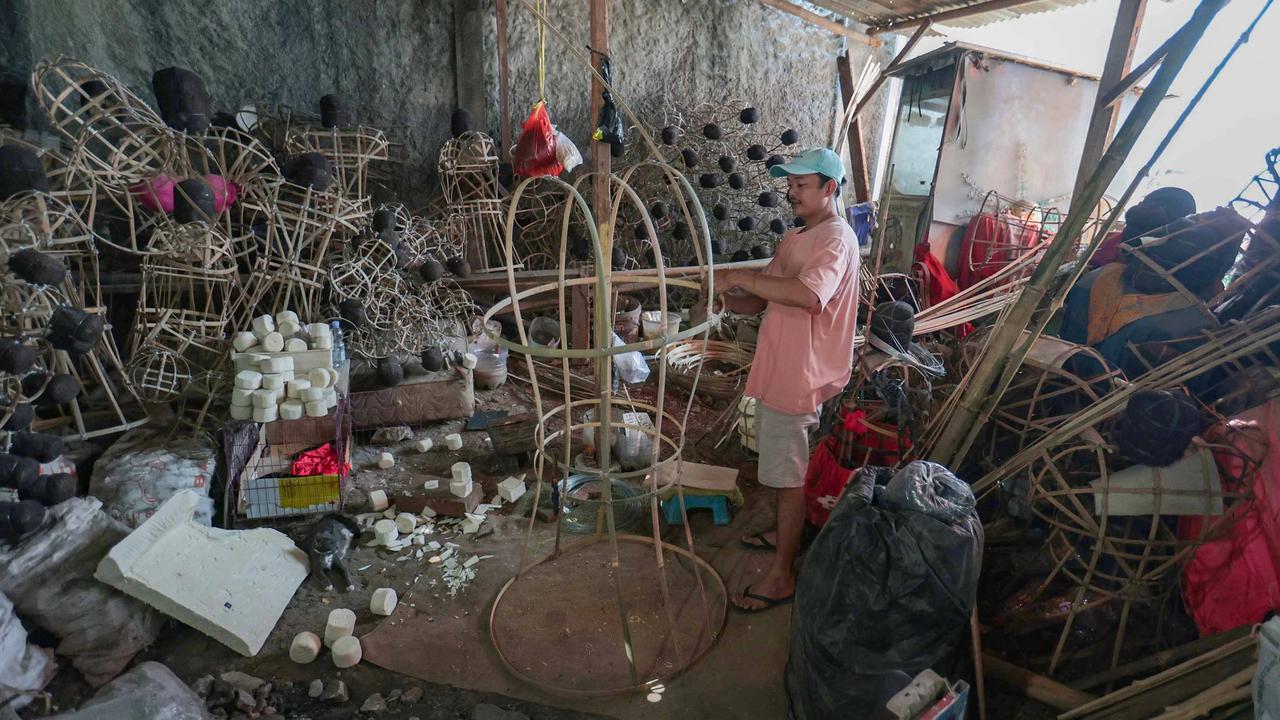 FOTO: Perajin Ondel Ondel Setu Babakan Kebanjiran Pesanan Jelang HUT Jakarta