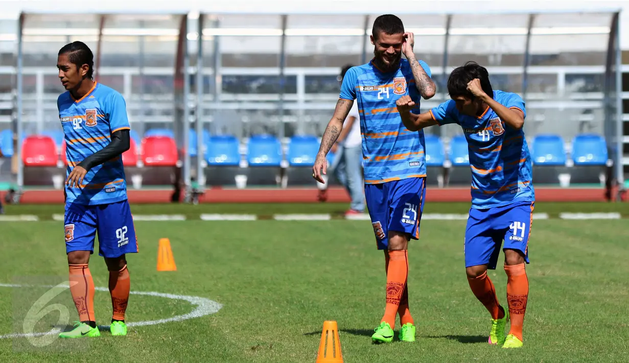 Pemain belakang PBFC, Diego Michiels bercanda dengan rekan setimnya jelang latihan resmi final Piala Presiden 2017 di Stadion Pakansari, Kab Bogor, Sabtu (11/3). Di final, PBFC akan melawan Arema FC, Minggu (12/3). (Liputan6.com/Helmi Fithriansyah) 