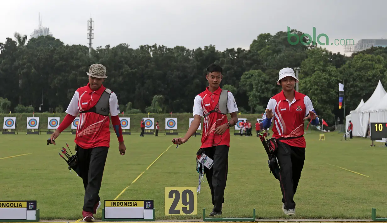 Bagas Aviyanto, Subekti Okka, dan Agata Riau Ega saat turun pada semifinal nomor Recurve Tim Putra Test Event Asian Games 2018 di Venue Panahan, Jakarta, Selasa (13/2/2017). Indonesia menang atas Malaysia 5-4. (Bola.com/Nick Hanoatubun)