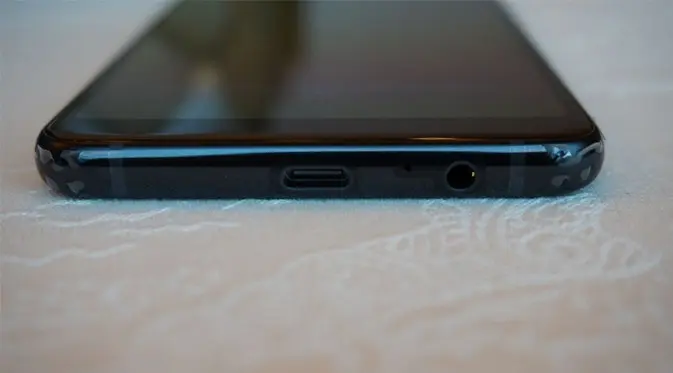 Sisi bodi bawah Samsung Galaxy A8+ dengan USB tipe C dan jack audio 3,5mm. Liputan6.com/Agustin Setyo W