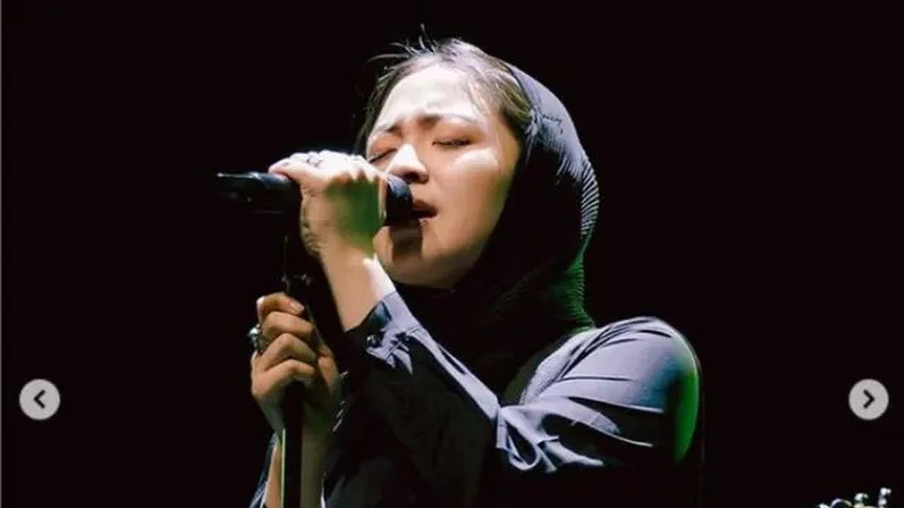 Aksi Bernadya Manggung Pakai Hijab di Aceh Banjir Pujian