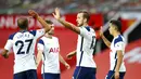 Pemain Tottenham Hotspur Harry Kane (tengah) melakukan selebrasi usai mencetak gol ke gawang Manchester United pada pertandingan Liga Premier Inggris di Old Trafford, Manchester, Inggris, Minggu (4/10/2020). Tottenham Hotspur mengalahkan Manchester United 6-1. (Alex Livesey/Pool via AP)