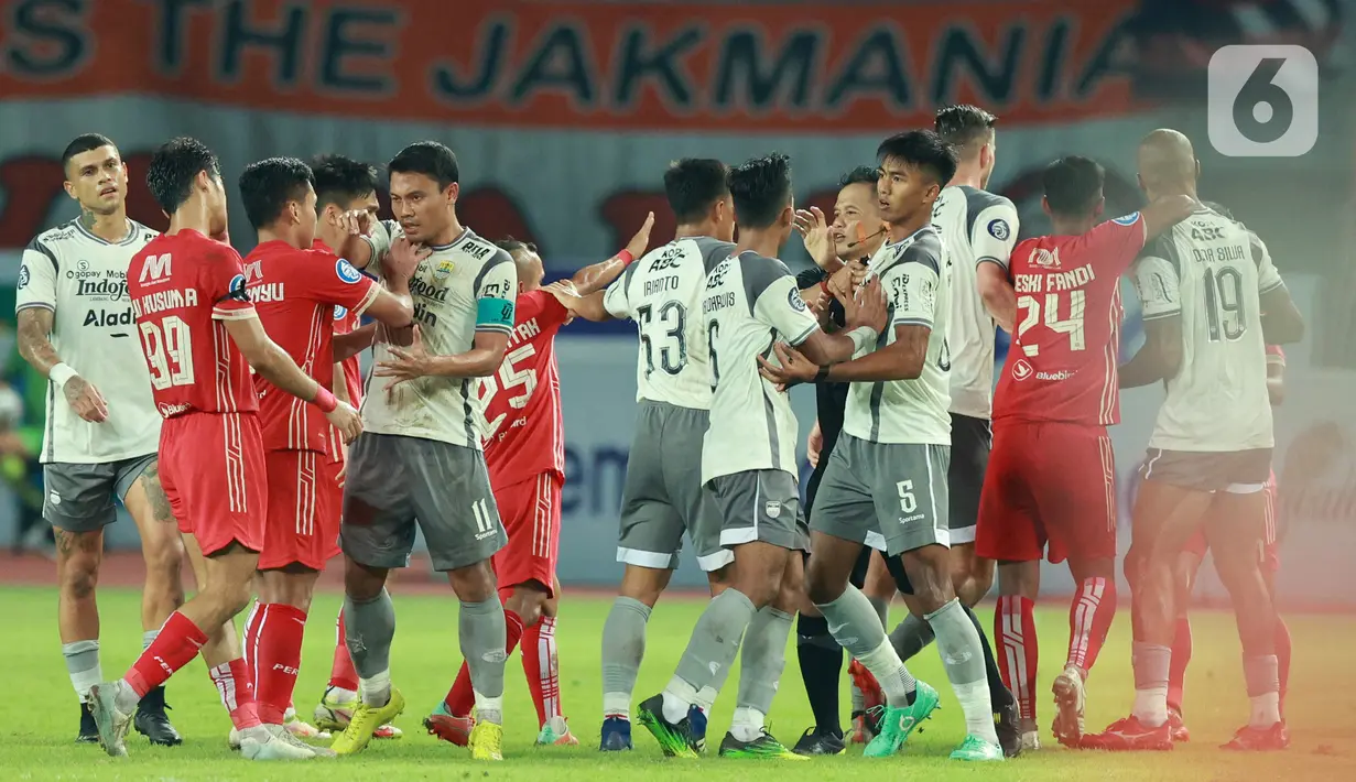 Kemenangan ini memangkas jarak poin antara Persija dengan Persib. (Bola.com/M Iqbal Ichsan)