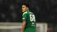 Pemain Persebaya Surabaya,&nbsp;Toni Firmansyah saat timnya bertanding melawan PSIM Yogyakarta&nbsp;pada BRI Super League 2025/2026 di Stadion Gelora Bung Tomo, Surabaya,&nbsp;Jumat (8/8/2025). (Bola.com/Abdul Aziz)