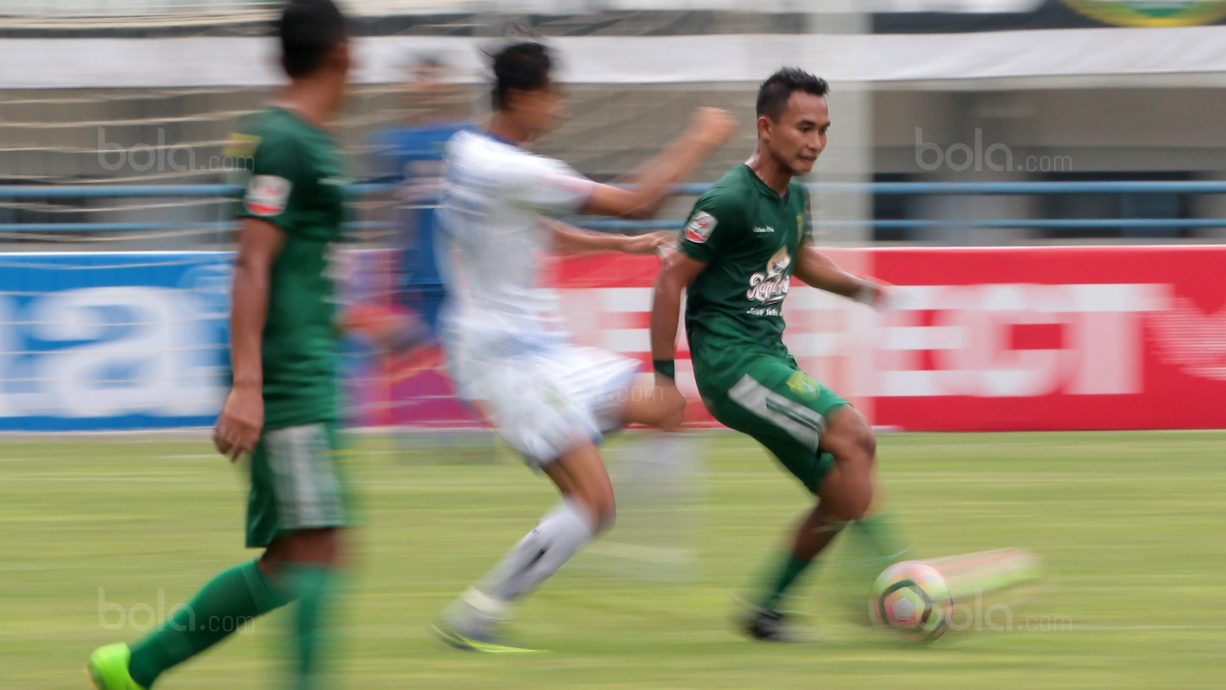 Pemain Persebaya Abu Rizal Maulana (kanan) melewati adangan pemain PSPS Riau pada laga 8 Besar Liga 2 Grup Y di Stadion GBLA, Bandung, Sabtu (18/11/2017). Persebaya Menang 1-0. (Bola.com/Nicklas Hanoatubun)