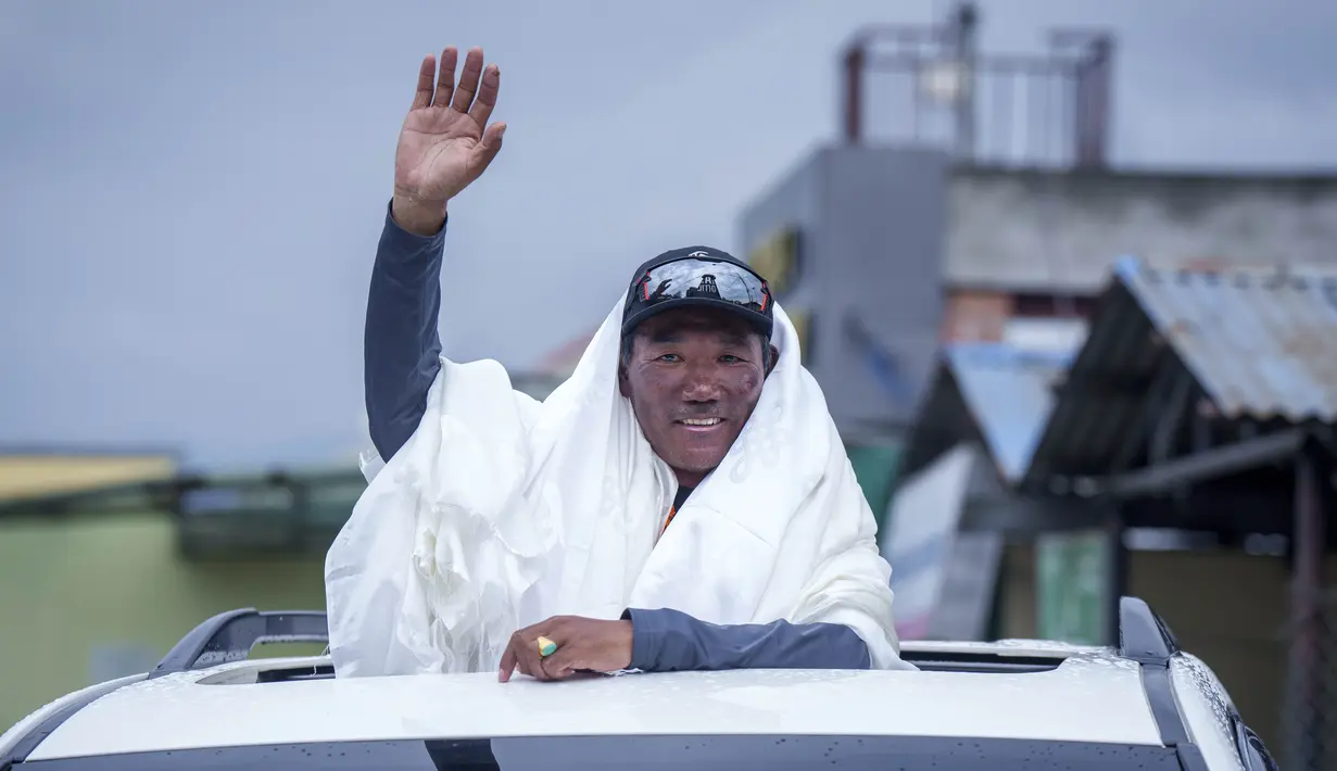 Pendakian terakhir Kami Rit dilakukan sehari setelah sesama pemandu Sherpa, Pasang Dawa, menyamai rekornya dengan 27 kali perjalanan ke puncak. (AP Photo/Niranjan Shrestha)