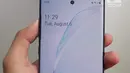 Tampak depan Samsung Galaxy Note 10 saat diperkenalkan di Barclays Center, Brooklyn, New York, Amerika Serikat, Rabu (7/8/2019). Chipset Samsung Galaxy Note 10 menggunakan teknologi EUV 7nm, sehingga memiliki ukuran lebih kecil dan efisien. (Liputan6.com/Istiarto Sigit Nugroho)