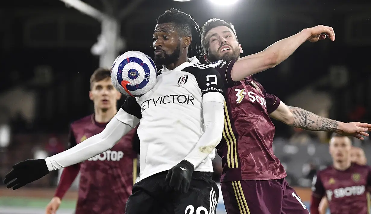 Gelandang Fulham, Andre-Frank Zambo Anguissa (kiri) berebut bola dengan gelandang Leeds United, Stuart Dallas dalam laga lanjutan Liga Inggris 2020/2021 pekan ke-29 di Craven Cottage, London, Jumat (19/3/2021). Fulham kalah 1-2 dari Leeds United. (AP/Justin Setterfield/Pool)