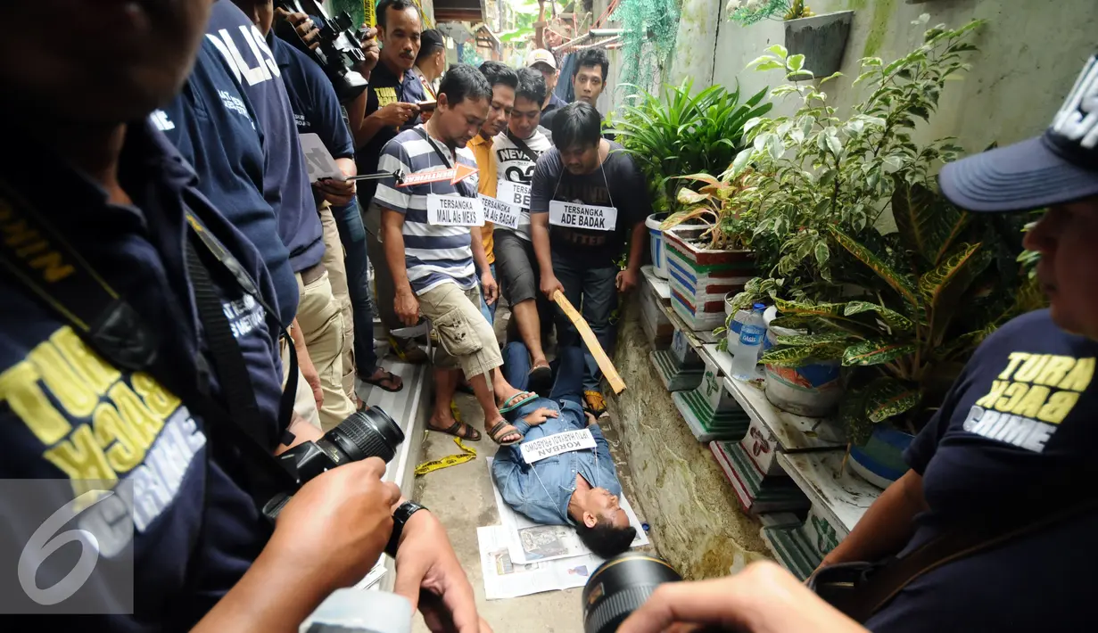 Beberapa tersangka melakukan reka ulang penyerangan IptuHaryadi di kawasan Berlan, Jakarta, Jumat (19/2/2016). Tersangka memeragakan 54 adegan penyerangan terhadap dua anggota polisi hingga tewas. (Liputan6.com/Helmi Fithriansyah)